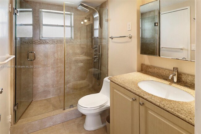 Building Photo - 220 Kings Point Dr