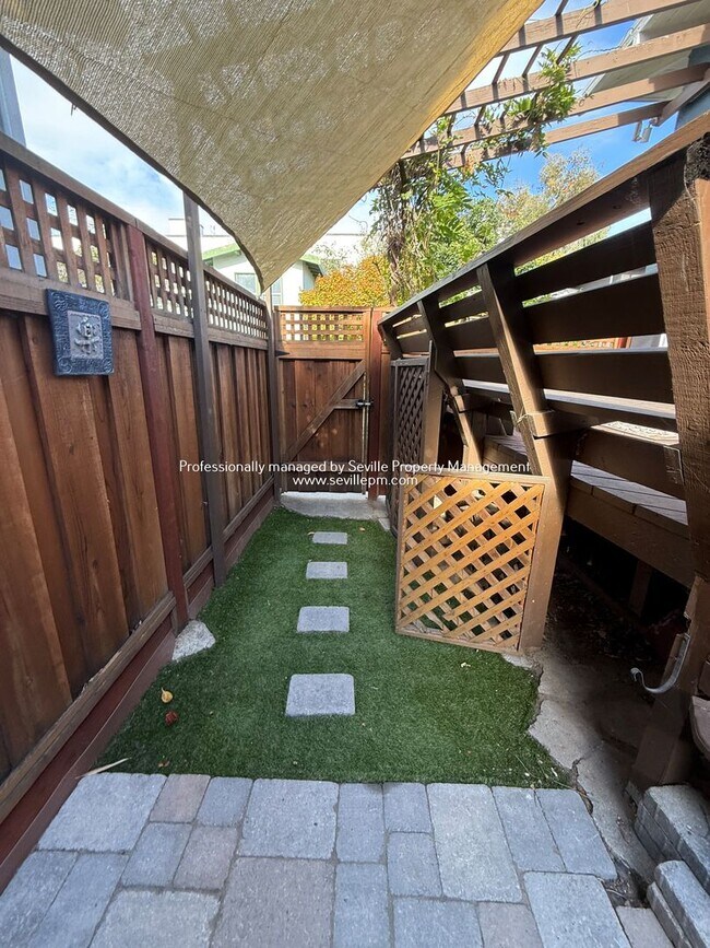 Building Photo - Charming 1920s Alameda East End  2BR+ / 1B...