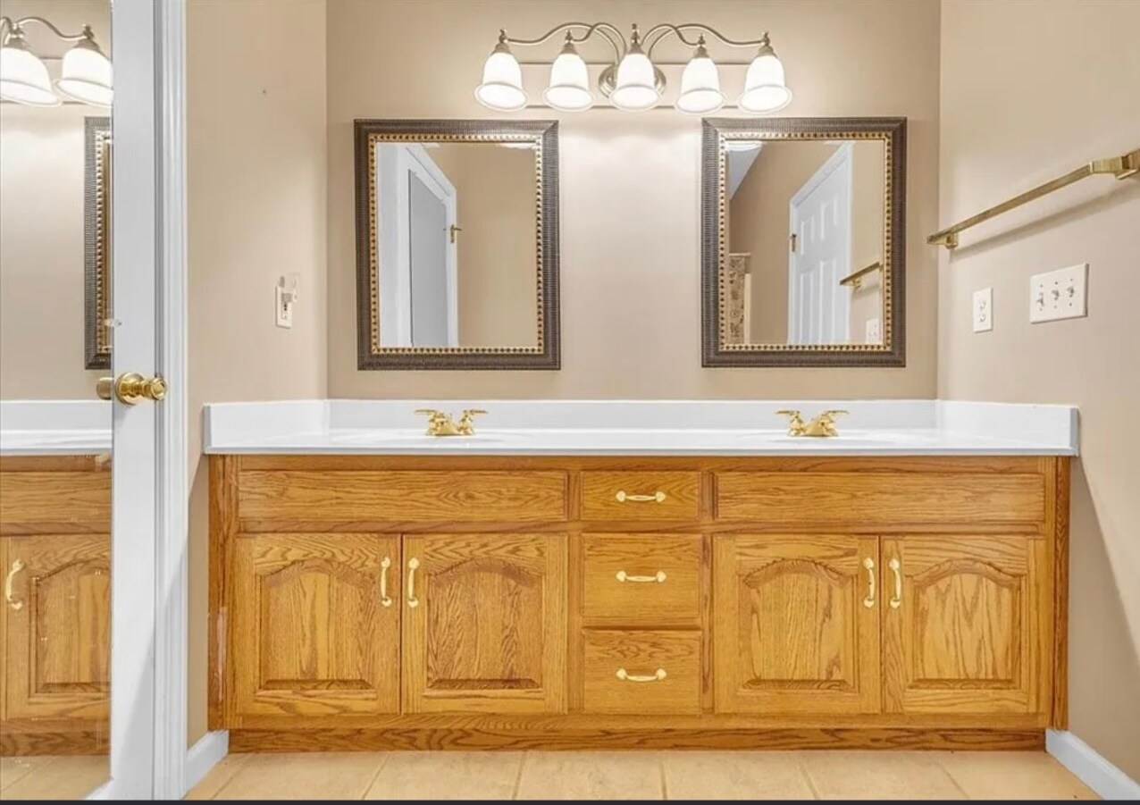 Building Photo - 1694 Red Oak Dr