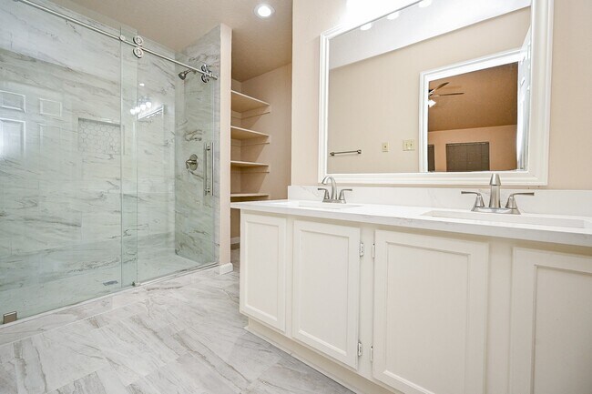 Building Photo - 72 Laughing Brook Ct