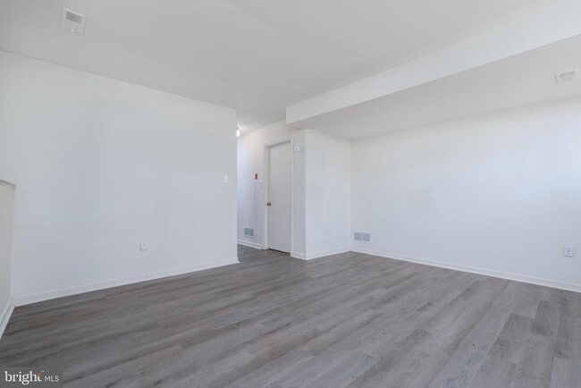 Building Photo - 150 Fairway Rd