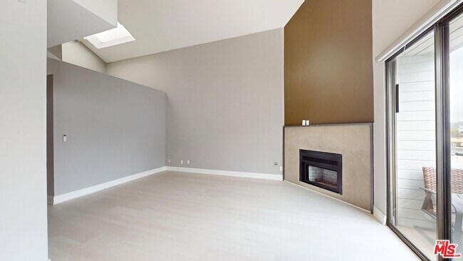 Building Photo - 13331 Moorpark St