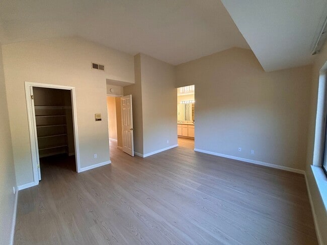 Building Photo - Updated 3BR Townhome in Forest Knolls with parking
