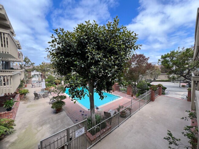 Building Photo - 6526 Ocean Crest Dr
