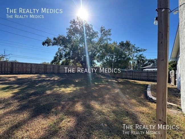 Building Photo - 2601 Bridle Dr