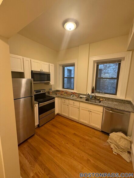 Building Photo - 1463 Beacon St