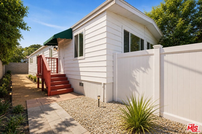 Building Photo - 6033 Fallbrook Ave