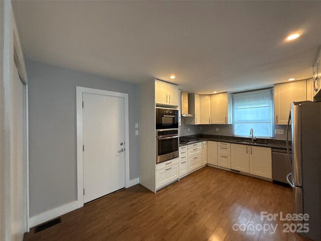 Building Photo - 300 E Peterson Dr