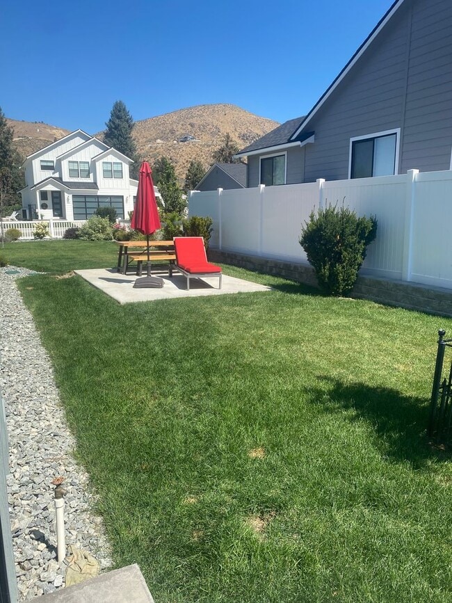 Building Photo - 3 Bedroom, 2 Bath with Spectacular Views o...