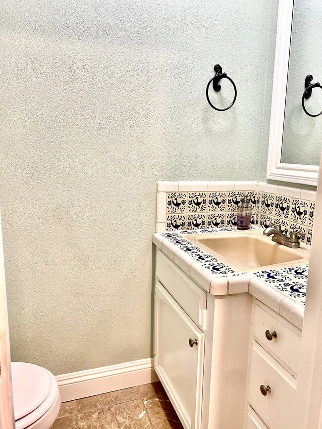 Building Photo - 5104 Westmont Ave