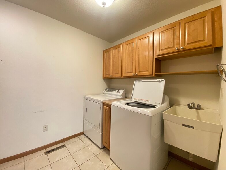 Building Photo - 303 Crestwood Ln