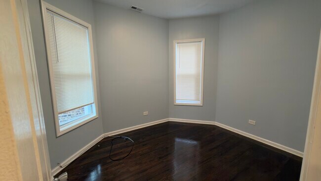 Building Photo - 1344 E 72nd Pl