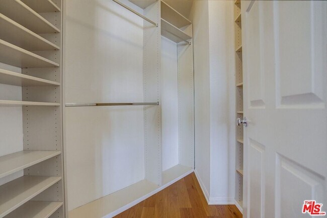 Building Photo - 852 N Poinsettia Pl