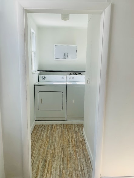 Building Photo - 108 W Gold St