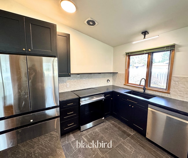 Building Photo - 6905 N Lincoln St