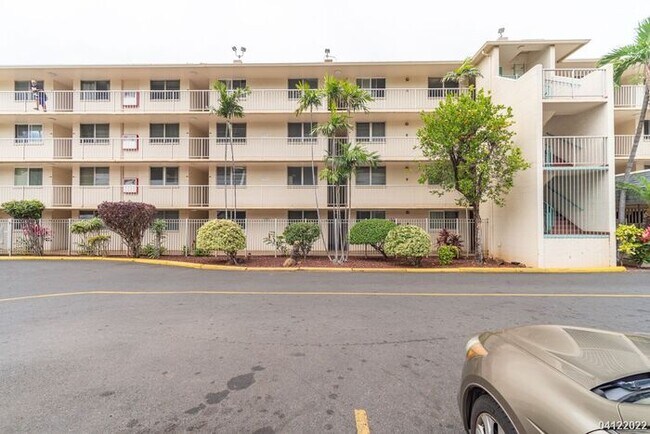 Building Photo - Beachfront Condo in Makaha Surfside