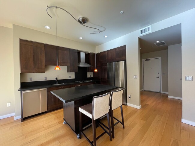 Building Photo - 1 Bed  1 Bath Condo-The Strand Condominium...