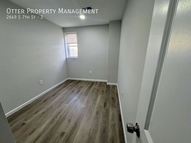 Building Photo - Charming 2BR/1BA Apartment with Hardwood F...