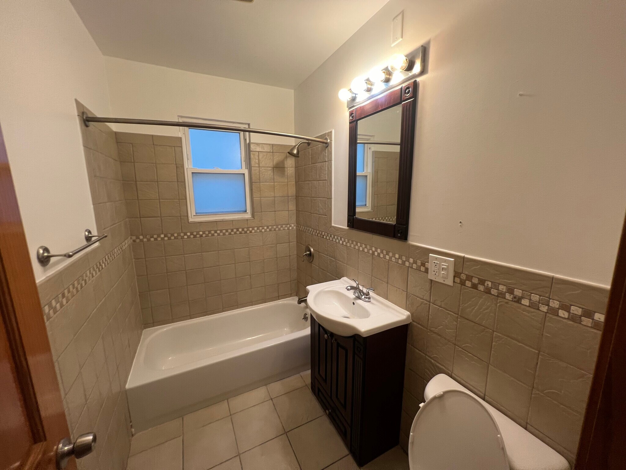 Building Photo - 2028 N Hamlin Ave