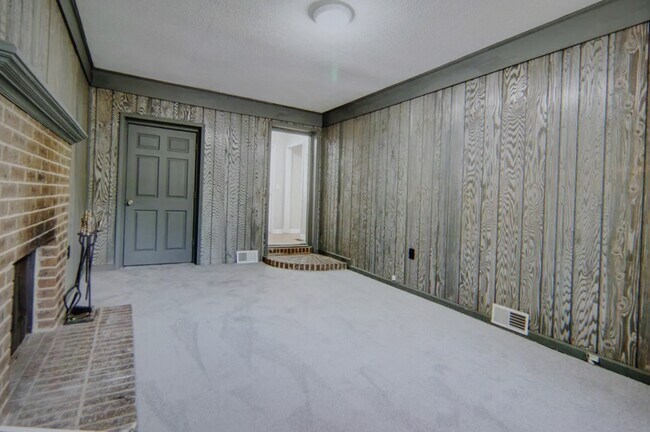 Building Photo - 2475 Drexel Dr