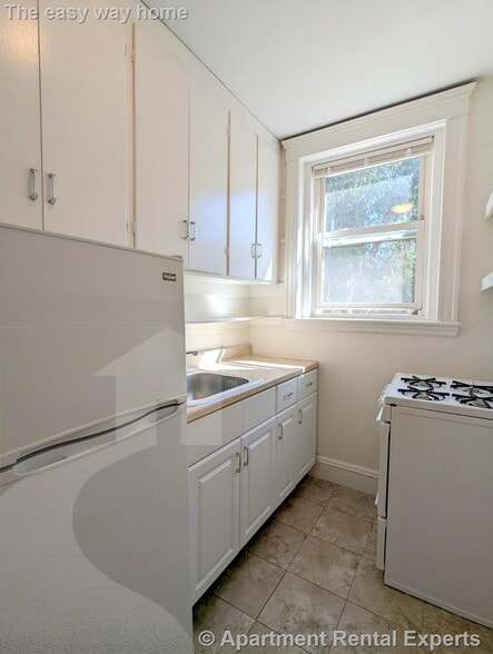 Building Photo - 170 Maple St