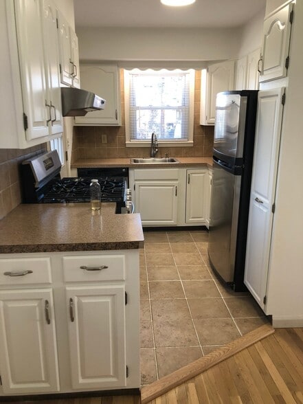 Building Photo - 9 Graywood Rd