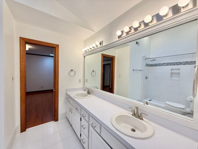 Building Photo - Charming 3BD, 2BA North Raleigh Home in Pr...