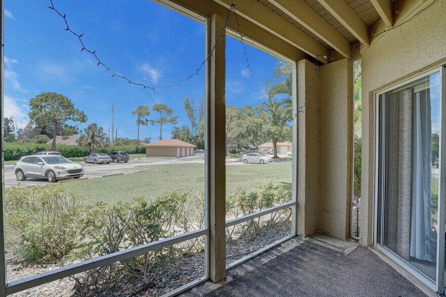 Building Photo - 4855 Via Palm Lks