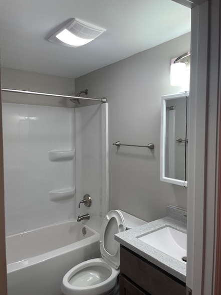 Building Photo - 309-345 Island Dr