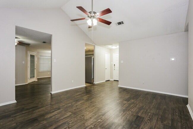 Building Photo - 704 Stonebrooke Dr