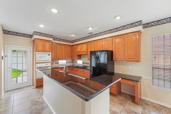 Building Photo - 22910 Fairleaf Cir