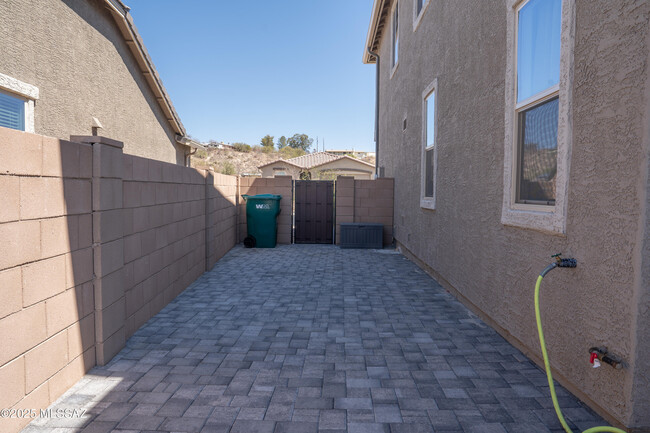 Building Photo - 10170 S Rolling Water Dr