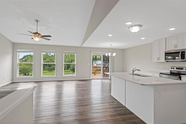 Building Photo - 4602 Siesta Dr
