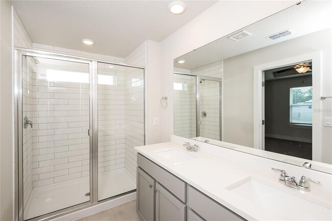 Building Photo - 816 E Voorhis Ave