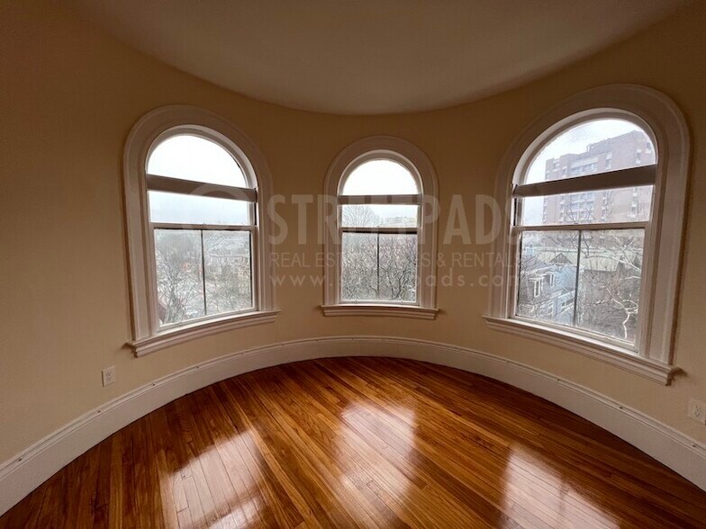 Building Photo - 2 Ware St