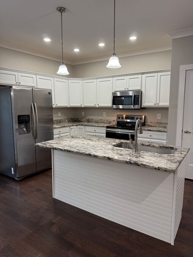 Building Photo - Spacious & Convenient!