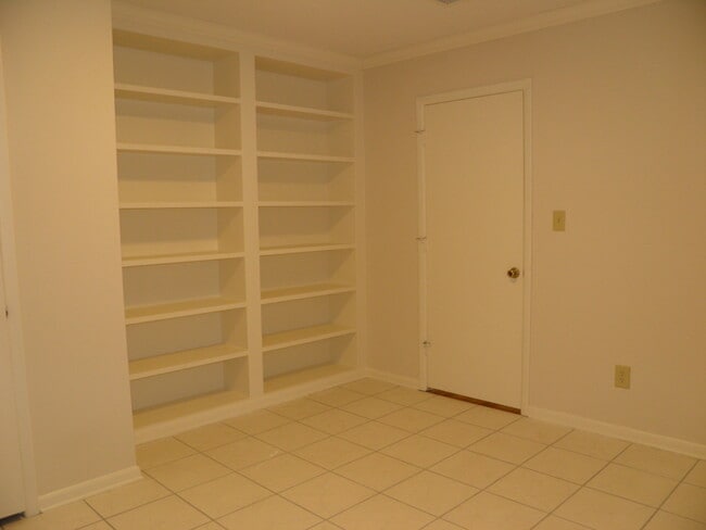 Building Photo - 240 Yacht Club Dr NE