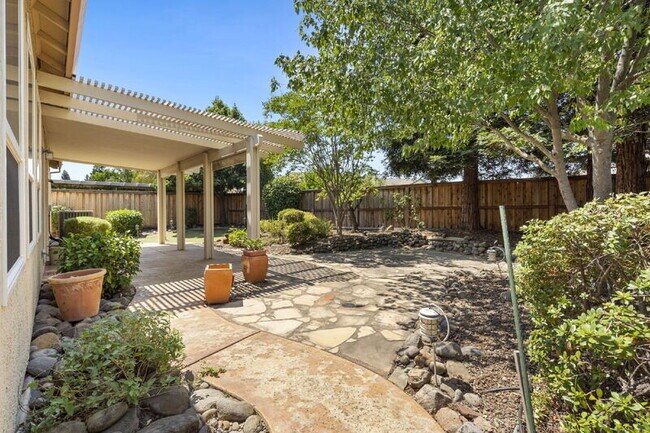 Building Photo - 2347 Amber Falls Dr