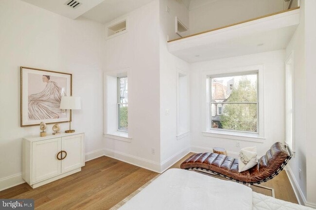 Building Photo - 2460 Ontario Rd NW