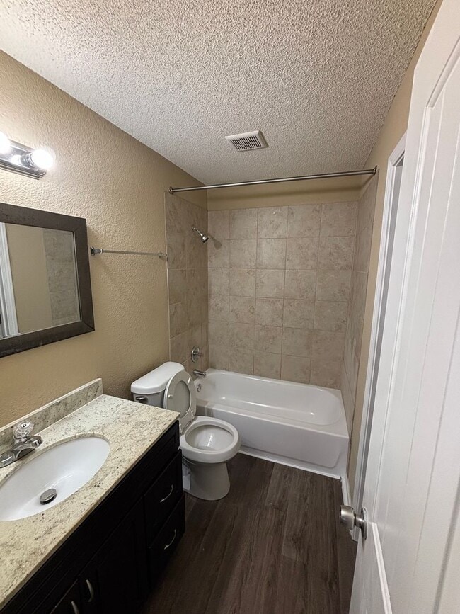 Building Photo - 2 Bedroom 1 bath Apartment