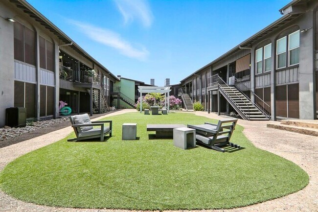 Building Photo - 909 Reinli St