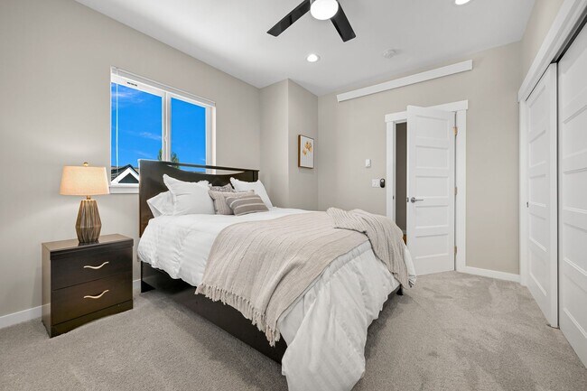 Building Photo - Modern 4-Bed Home in Sunstone Place