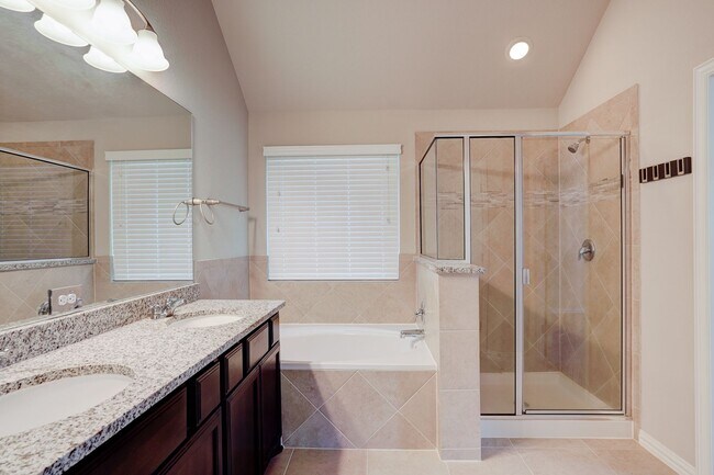 Building Photo - Warm & Inviting 4 Bedroom, 2 Bath House for Rent