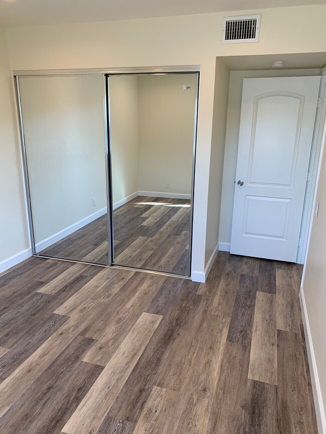 Building Photo - 16765 Barefoot Cir