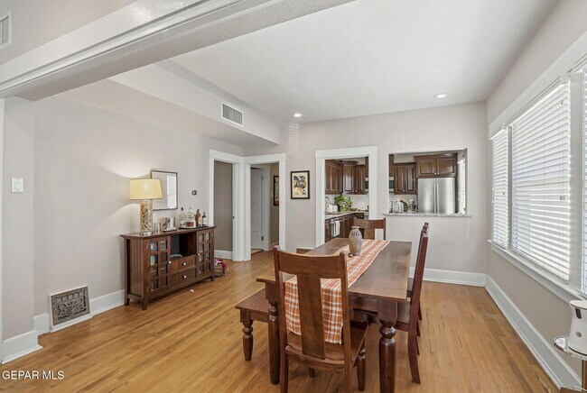 Building Photo - 3703 Cambridge Ave