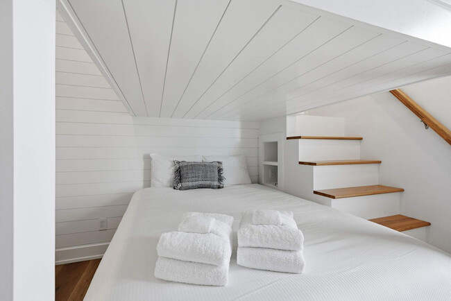 Building Photo - 304 Palm Beach Dr