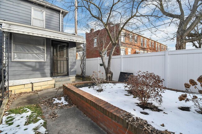 Building Photo - 405 E Welch Ave