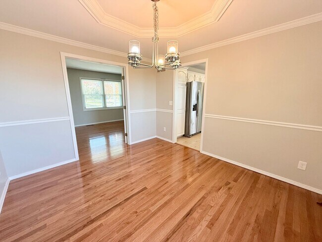 Building Photo - Stunning 5-Bedroom Home with Pool in Desir...