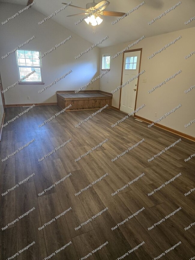 Building Photo - Spacious 2nd Floor 2 Bedroom Apartment