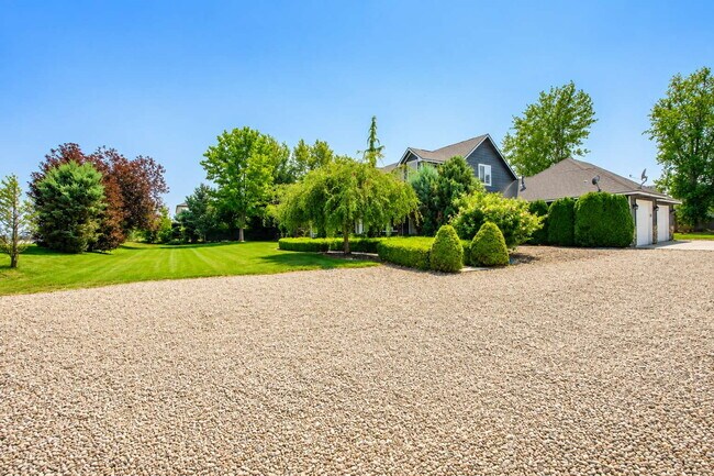 Building Photo - Big Yard!